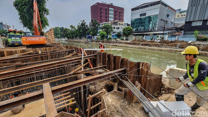 Atasi Banjir, Begini Progres Pembangunan Rumah Pompa Gunung Sahari Para pekerja beraktivitas di proyek pembangunan rumah pompa di Jl Gunung Sahari, Jakarta Pusat, Rabu (19/10/2022).