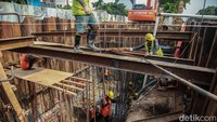 Daya sedot dari pompa berkapasitas 1.000 liter per-detik ini mampu menarik air dengan sangat kencang.  