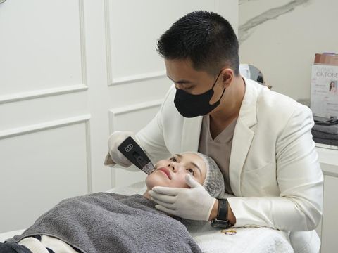 ayu ting ting saat menjalani perawatan di salah satu klinik.
