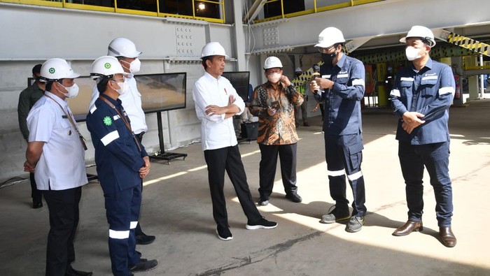 Bakal Setop Ekspor Timah, Jokowi Cek Smelter di Bangka Presiden Joko Widodo mengawali kunjungan kerjanya ke Provinsi Kepulauan Bangka Belitung dengan meninjau pembangunan smelter baru yang dimiliki PT Timah Tbk di Kabupaten Bangka Barat, pada Kamis, 20 Oktober 2022. Dalam keterangannya selepas peninjauan, Presiden menyebut bahwa pembangunan smelter tersebut menunjukkan keseriusan pemerintah dalam melakukan hilirisasi bahan tambang.