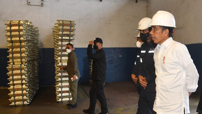 Bakal Setop Ekspor Timah, Jokowi Cek Smelter di Bangka Presiden Joko Widodo mengawali kunjungan kerjanya ke Provinsi Kepulauan Bangka Belitung dengan meninjau pembangunan smelter baru yang dimiliki PT Timah Tbk di Kabupaten Bangka Barat, pada Kamis, 20 Oktober 2022. Dalam keterangannya selepas peninjauan, Presiden menyebut bahwa pembangunan smelter tersebut menunjukkan keseriusan pemerintah dalam melakukan hilirisasi bahan tambang.