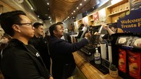 Guna memacu transaksi dan nasabah, Bank Mandiri berkolaborasi dengan brand kopi lokal Janji Jiwa. Tampak SVP Transaction Banking Retail Sales Bank Mandiri Thomas Wahyudi, RCEO Regional IV Jakarta 2 Bank Mandiri Trilaksito Singgih, CEO dan Founder Jiwa Group Billy Kurniawan serta VP of Operations Jiwa Group William Sutanto saat mencoba bertransaksi dengan QR livin by Mandiri di Jakarta. 