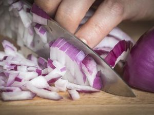 Obat Sirup Ditarik, Emak-emak Pilih Obati Anak Pakai Bawang Merah Parut