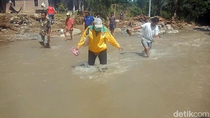 Bidan desa di Polman menerobos sungai