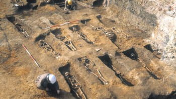 Black Death: Wabah Hitam adalah salah satu epidemi paling dahsyat dalam sejarah umat manusia. Penyakit ini menewaskan lebih dari 50 juta orang dari tahun 1346 hingga 1353, yang merupakan 60 persen dari keseluruhan populasi Eropa pada saat itu. Penyakit yang sangat mematikan ini berdampak buruk pada pertumbuhan dan budaya Eropa di masa yang akan datang. Foto: Museum of London Archaelogy