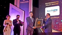 Direktur Human Capital, Compliance, and Legal PT Bank Tabungan Negara (Persero) Tbk. Eko Waluyo tersenyum menerima penghargaan di ajang ESG Excelence 2022 di Jakarta. Bank BTN meraih dua penghargaan sekaligus dalam acara ESG Excelence 2022 untuk kategori Banking dan Best CEO. 