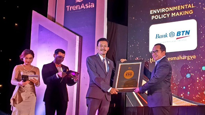 Direktur Human Capital, Compliance, and Legal PT Bank Tabungan Negara (Persero) Tbk. Eko Waluyo tersenyum menerima penghargaan di ajang ESG Excelence 2022 di Jakarta. Bank BTN meraih dua penghargaan sekaligus dalam acara ESG Excelence 2022 untuk kategori Banking dan Best CEO. Bank BTN dinilai telah secara komprehensif dan konsisten dalam menerapkan berbagai strategi bisnis yang mengutamakan keberlangsungan lingkungan. Hingga kini, Bank BTN juga masuk dalam indeks unggulan Sri-Kehati dan meraih apresiasi dari Carbon Disclosure Project.