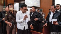 Sidang beragenda pembacaan eksepsi terdakwa atas dakwaan jaksa penuntut umum (JPU). 