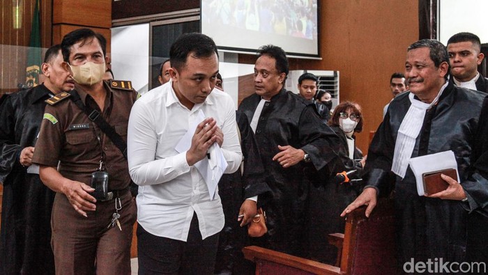 Bripka RR Minta Bebas di Kasus Yosua Ricky Rizal Wibowo mengaku tidak berperan aktif dalam kasus pembunuhan Brigadir N Yosua Hutabarat. Ricky pun meminta majelis hakim membebaskannya dari dakwaan jaksa.