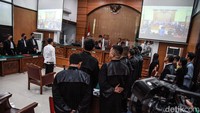 Pihak Ricky pun meminta hakim mengabulkan nota keberatan atau eksepsi. Selain itu, mereka meminta dakwaan jaksa dibatalkan.