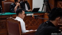 Pihak Ricky meminta dakwaan Ricky tidak dilanjutkan serta meminta hakim untuk memerintahkan jaksa membebaskan Ricky. Dia juga meminta hak-haknya dipulihkan.