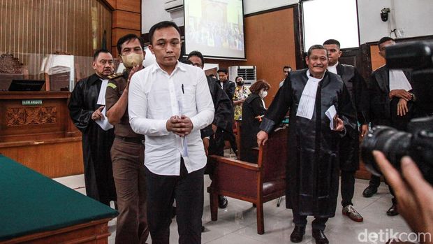 Ricky Rizal Wibowo mengaku tidak berperan aktif dalam kasus pembunuhan Brigadir N Yosua Hutabarat. Ricky pun meminta majelis hakim membebaskannya dari dakwaan jaksa.