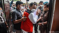 Dalam perkara ini, Ricky Rizal didakwa melanggar Pasal 340 KUHP subsider Pasal 338 KUHP juncto Pasal 55 ayat 1 ke-1 KUHP.