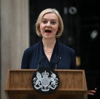 Pada Kamis (20/10/2022), ia mengumumkan pengunduran diri setelah 45 hari ditunjuk sebagai PM Inggris. Belum pernah ada dalam sejarah Inggris, seorang PM Inggris mengundurkan diri dengan masa jabatan kurang dari dua bulan. Dress hitam menemani momen gelap dalam kariernya. Liz akan tetap menjabat sampai penggantinya terpilih. (Foto: Stefan Rousseau - Pool/Getty Images)