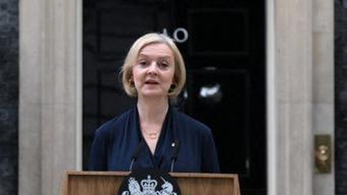 Britains Prime Minister Liz Truss delivers a speech outside of 10 Downing Street in central London on October 20, 2022 to announce her resignation. - British Prime Minister Liz Truss announced her resignation on after just six weeks in office that looked like a descent into hell, triggering a new internal election within the Conservative Party. (Photo by Daniel LEAL / AFP)