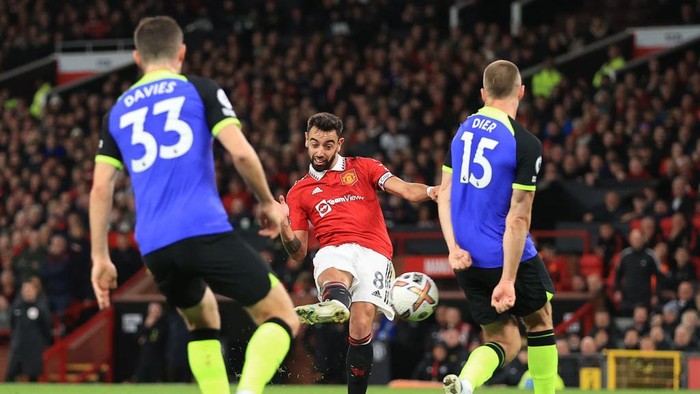 MANCHESTER, ENGLAND - OCTOBER 19: Bruno Fernandes of Manchester United celebrates scoring their 2nd goal during the Premier League match between Manchester United and Tottenham Hotspur at Old Trafford on October 19, 2022 in Manchester, United Kingdom. (Photo by Simon Stacpoole/Offside/Offside via Getty Images)