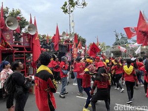 Momen Buruh Demo Tolak BBM Naik Dangdutan di Patung Kuda Jakpus