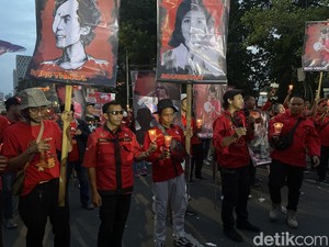 Buruh Gelar Aksi 1.000 Lilin Tragedi Kanjuruhan di Patung Kuda Jakpus