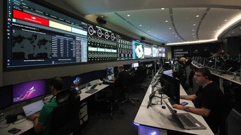 Pusat komando ini didukung setidaknya 80 petugas serta ditunjang 15.000 kamera CCTV.