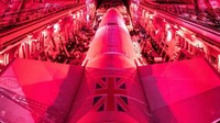 Ini bukan sembarang pesawat. Juga bukan Boeing 747 biasa, seperti yang terlihat dari tanah. Itu adalah Ratu Langit yang dirancang ulang untuk perlombaan ke luar angkasa.