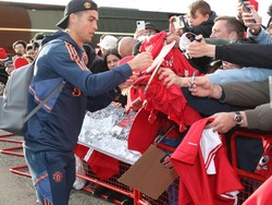Ronaldo memberikan tanda tangan ke fans setibanya di Old Trafford. Foto: Manchester United via Getty Imag/Tom Purslow