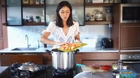 Nana Mirdad tidak pernah lupa untuk selalu menambahkan sayur-sayuran ke semua makanan yang akan disajikan untuk keluarganya. Baginya, makanan bernutrisi dan bervitamin tinggi paling penting untuk dikonsumsi anak-anaknya. Foto: Instagram/nanamirdad_