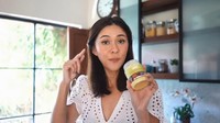 Sedangkan di sisi sebelah kanannya, dapur Nana Mirdad dilengkapi dengan sebuah jendela berukuran besar. Jendela ini sengaja dibuat agar sinar matahari masuk sehingga ketika siang hari mereka bisa lebih hemat energi. Foto: Instagram/nanamirdad_