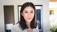 Di sisi kiri dari dapurnya ada halaman yang penuh dengan tanaman. Tak ada pintu maupun pemisah antara dapur dan halaman, semuanya dibuat terbuka dan lebih natural. Foto: Instagram/nanamirdad_
