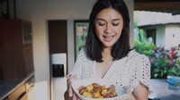 Dibantu dengan panci bertekanan tinggi atau pressure cooker, memasak beef stew adalah hal yang mudah baginya. Setelah siap disajikan, beef stew buatan Nana Mirdad tampak lezat berhasil bikin ngiler! Foto: Instagram/nanamirdad_