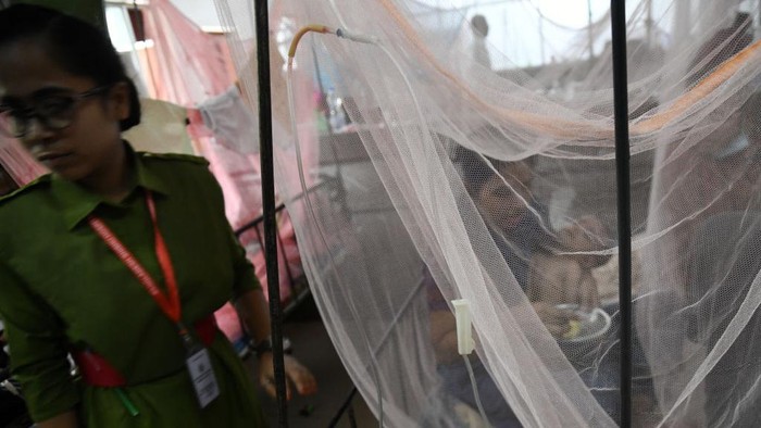 Pasien anak-anak tersebut dimasukkan ke dalam kelambu.