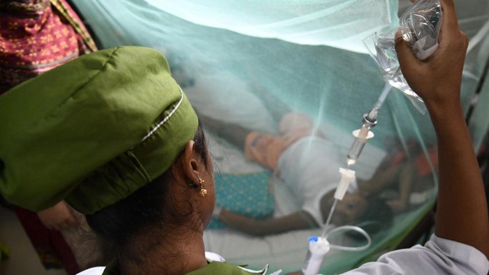 Demam Berdarah Menyerang Anak-anak di Bangladesh Seorang petugas kesehatan memberikan perawatan kepada seorang anak yang terinfeksi demam berdarah di Rumah Sakit Anak Dhaka di Dhaka, Bangladesh, Rabu (19/10/2022).