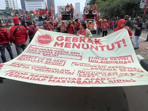 Tuntut UU Ciptaker Dicabut, Massa Buruh Demo di Kawasan Patung Kuda Jakpus