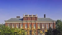Istana Kensington, yang terletak di London, adalah kediaman resmi Pangeran William dan Kate Middleton. Ini juga merupakan tempat kelahiran dan rumah masa kecil Ratu Victoria. Istana Kensington telah dimiliki oleh keluarga kerajaan Inggris sejak 1698. Almarhum Putri Diana juga tinggal di istana selama pernikahannya dengan Raja Charles. Foto: Pawel Libera/Getty Images