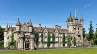 Kastil Balmoral telah menjadi milik Keluarga Kerajaan sejak 1852. Struktur asli kastil dibangun pada tahun 1856, dan kemudian dibangun kembali. Ratu Elizabeth meninggal di kastil ini pada September lalu. Foto: Getty Images