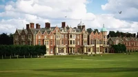 Sandringham House adalah tempat peristirahatan keluarga kerajaan Inggris. Keluarga kerajaan telah memiliki tempat ini sejak 1862 dan terbuka untuk pengunjung sepanjang tahun. Istana telah menjadi rumah pribadi dari lima raja: Raja Charles III, Ratu Elizabeth II, Raja George VI, Raja George V, dan Raja Edward VII. Foto: Carlo Milani/Getty Images