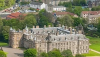 Holyroodhouse adalah kediaman resmi Raja Charles di Edinburgh, Skotlandia. Istana pertama di perkebunan ini dibangun pada tahun 1503 oleh Raja James IV. Ada 14 apartemen di dalam istana. Foto: Atlantide Phototravel/Getty Images