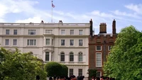 Clarence House adalah kediaman resmi Raja Charles dan Permaisuri Camilla sebelum penobatannya. Istana ini juga merupakan rumah mendiang Ratu Elizabeth dan suaminya Pangeran Philip dari tahun 1953 hingga 2002. Pembangunan istana selesai pada tahun 1825. Foto: Victoria Jones/Getty Images