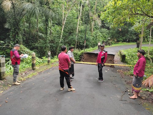 Dinas PUPR dan Perkim Karangasem bersama Perbekel Desa Telaga Tawang saat meninjau ruas Jalan Banyu Campah-Kebung yang jebol, Kamis (20/10/2022). (istimewa)