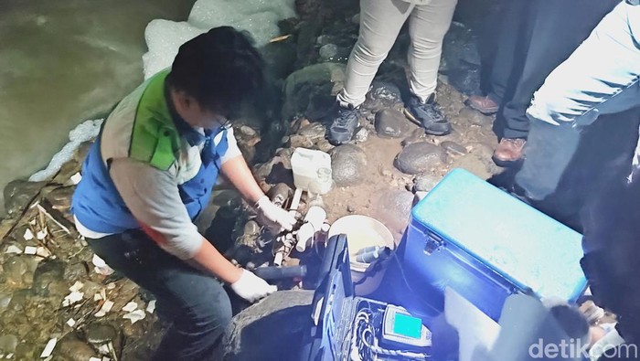 DLH Bogor mengambil sampel air sungai berbusa di Citeureup