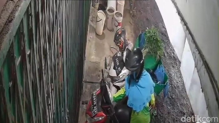 Emak-emak di Medan terekam CCTV mencuri motor di pasar.