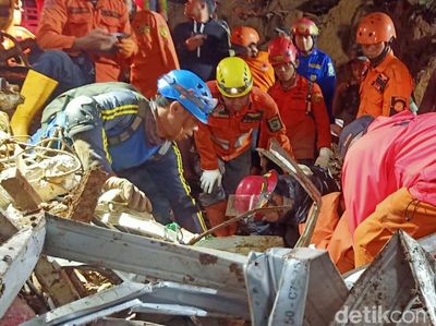 Suasana Evakuasi Korban Tewas Tertimbun Longsor di Banjarnegara