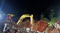 Proses evakuasi korban yang tertimbun longsor itu juga menggunakan alat berat. Foto: Uje Hartono/detikJateng 