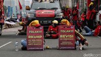 Foto-foto Demo Massa Buruh Di Patung Kuda