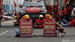 Foto-foto Demo Massa Buruh di Patung Kuda