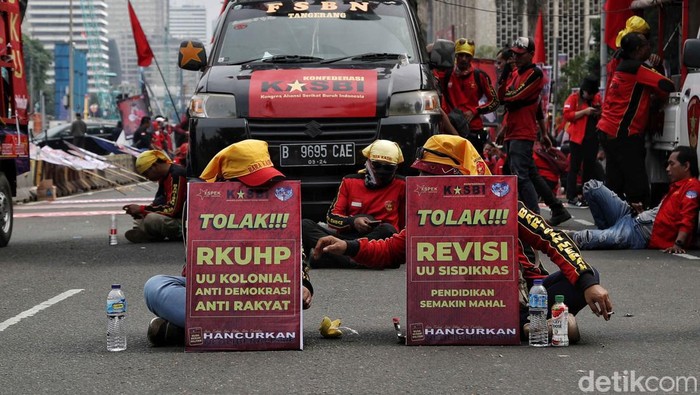 Ratusan buruh yang tergabung dalam KASBI melakukan unjuk rasa di kawasan Patung Kuda, Jakarta Pusat, Kamis (20/10/2022).