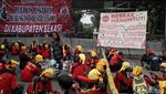 Foto-foto Demo Massa Buruh di Patung Kuda