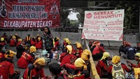 Massa buruh membawa sejumlah tuntutan, salah satunya harga BBM.
