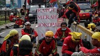 Selain itu massa buruh juga menyuarakan soal pencabutan UU P3 dan pembatalan RKUHP.