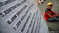 Terkahir massa aksi juga menuntut upah layak nasional 2022 serta setop represivitas aparat terhadap masyarakat sipil.
