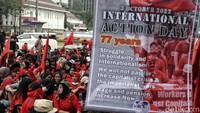 Pantauan detikcom di kawasan Patung Kuda, Jakpus, Kamis (20/10/2022), massa mulai berdatangan sejak pukul 11.45 WIB.